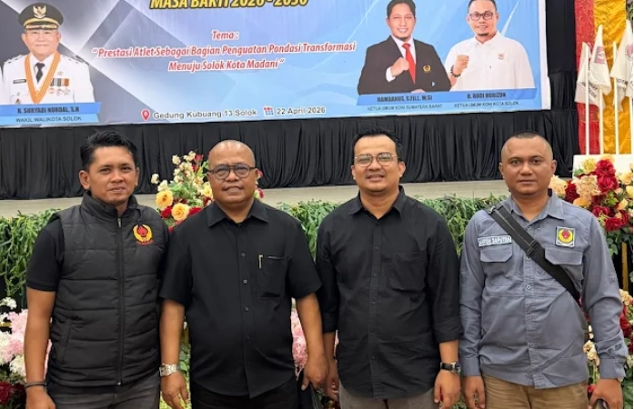 Jajaran pengurus Komite Olahraga Nasional Indonesia (KONI) Sawahlunto mengabadikan momen bersama saat menghadiri pelantikan pengurus KONI Kota Solok masa bakti 2026-2030 di Gedung Kubuang 13, Kota Solok. Kehadiran jajaran teras KONI Sawahlunto ini merupak